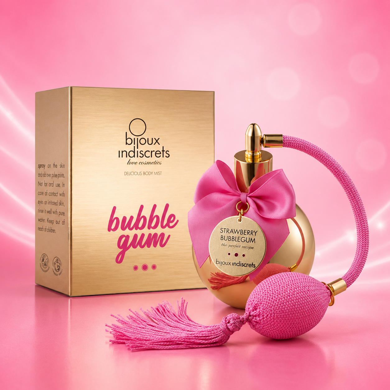 Körperspray Bubble Gum von Bijoux Indiscrets mit goldenem Zerstäuber, rosa Schleife und Quaste, samt zugehöriger Verpackung und rosa Applikator